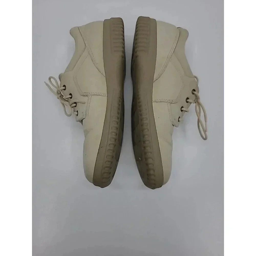 Ecco details gently